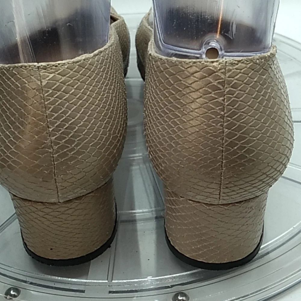Stuart Weitzman gold faux snakeskin 8AA narrow